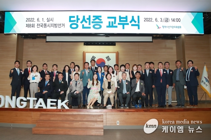 정장선 평택시장은 제9회 지방의회를 이끌어갈 당선자들과 함께 기념촬영을하며 함께 평택의 발전 이룹시다!