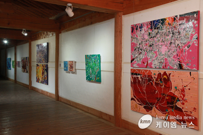 절묘한 구상과 비구상의 이미지 조합으로 자신의 철학과 비젼을 캔버스에 구현하는 서양화가 최진희 작가는 "행복을 위한 영혼여행' 타이틀로 경기도 가평 소재의 취옹예술관(부관장 장은형)에서 상설전시를 진행 중에 있다. 다양한 재료 사용으로 주제를 부각시켜 표현력을 높였으며 작가의 풍부한 상상력이 배경의 자유로운 형상으로 만들어져 신비롭다. 추상의 배경 위에 중첩된 간결한 선들이 춤을 추듯 새겨져 작품을 바라보면 즐거움이 마음 가득해진다. 선한 영향력을 작품으로 주고자 했으며 감상자는 화려한 채색과 아름다운 이미지 곡선에 따라 온화한 감성 불러일으킨다.<사진/문화예술tv여행제공>