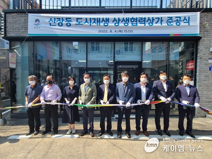 좌측부터 하영희 주민협의체부회장, 천기진 주민협의체 감사, 홍기원 국회의원 배우자, 정장선 평택시장, 정창무 주민협의체부회장, 유승영 시의장, 이관우 부의장, 이종원 시의원, 김재수 평택도시공사장<사진/평택시청제공>