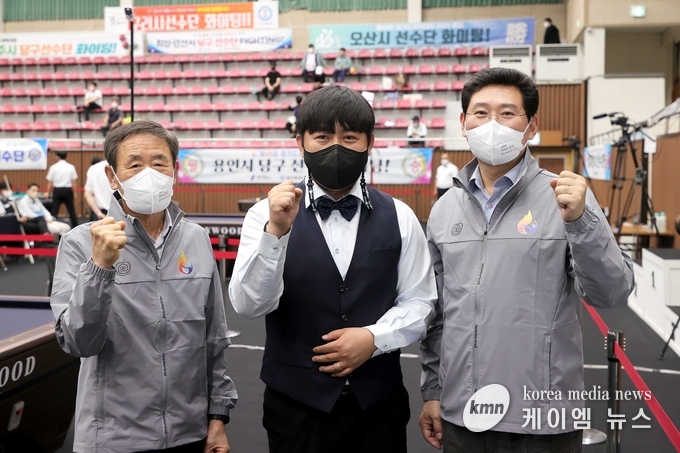 이상일 용인특례시장이 지난 10일 당구 종목 출전 선수들을 찾아 격려한 뒤 조효상 용인특례시체육회장, 김동준 선수와 기념촬영을 하고 있다.
