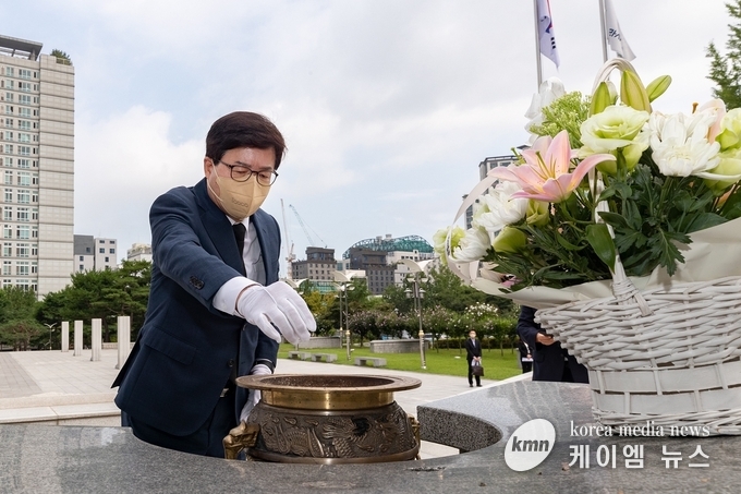 염태영 경제부지사가 수원 현충탑에서 참배하고있다.<br>
<사진/경기도청제공>