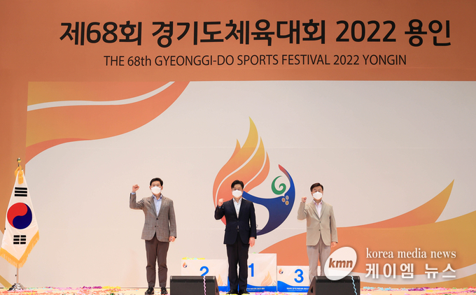 이상일 용인특례시장이 27일 '제68회 경기도체육대회 2022 용인' 폐회식에서 오병권 경기도 행정1부지사, 신상진 성남시장과 파이팅을 외치고 있다.