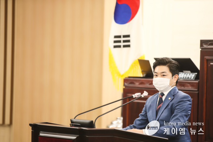 제213회 화성시의회 임시회에서 5분 발언 중인 김종복 의원