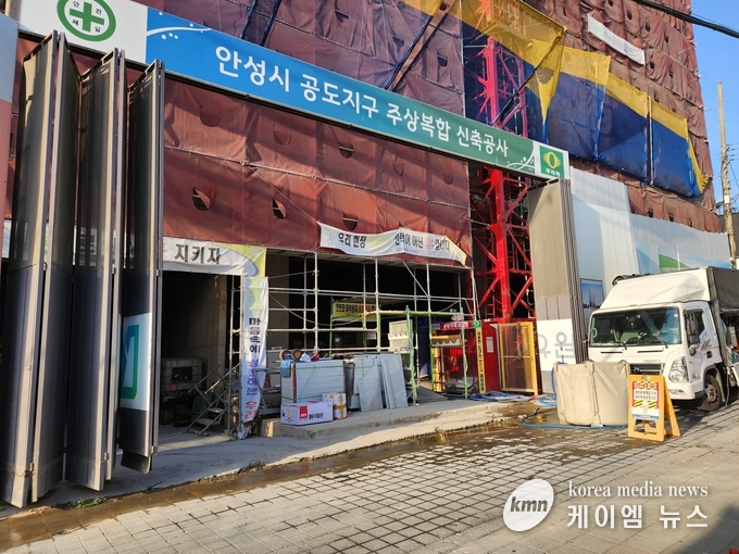인도와 차도를 막고 레미콘 타설후 남은 슬러지와 알카리수를 흘려보내고있는장면 사진/김영진기자