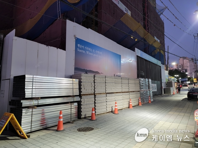인도와 차도에 불법으로 쌓아놓은 건축자재 사진/김영진기자
