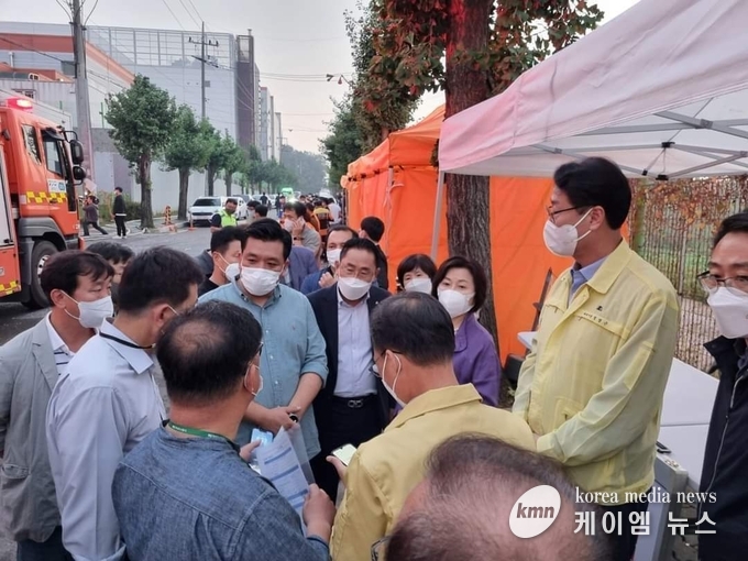 정명근 화성시장이 화재현장에 상황을 듣고있다.