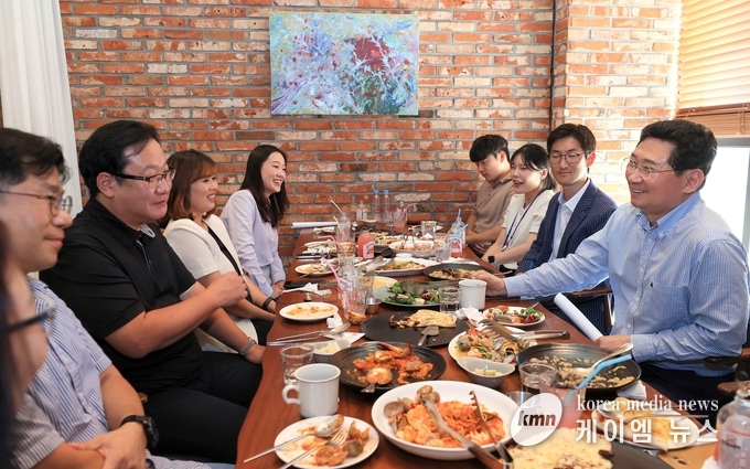 점심시간을 활용 직원들과 오찬을 하며 대화를 하고 있는 이상일 용인특례시장