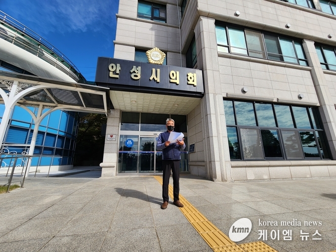 H대표가 고소장과 정토근 부의장에 대한 규탄성명을 발표 하고있다.<br>
사진/김영진기자
