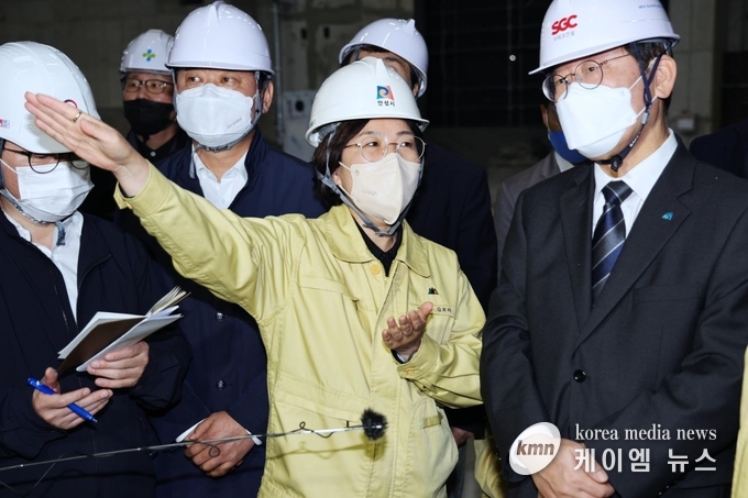 김보라 안성시장이 사고현장 상황을 보고 받고있다.