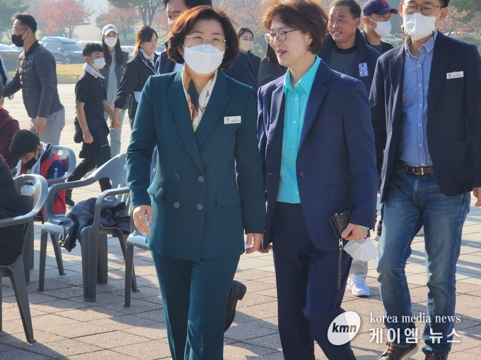 김보라 안성시장과 최윤정 중부일보 사장이 담소를 나누고있다.<br>
사진/김영진기자