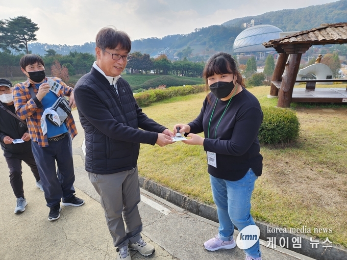 걷기대회에 참석한 한 시민이 코스별 확인 도장을 받고있다.<br>
사진/김영진기자