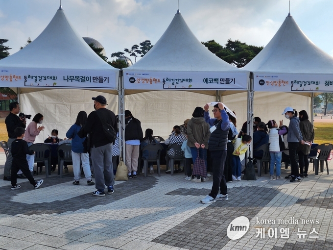 이날 다체로운 행사에 어린이등 많은 사람들이 참여하고있다.<br>
사진/ 김영진기자