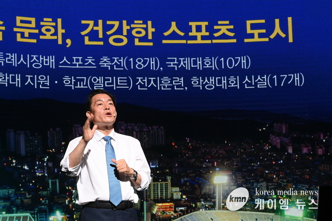 지난 10월5일 민선8기 비전선포식에서 이재준 수원특례시장이 스포츠도시에 대한 구상을 밝히고 있다.