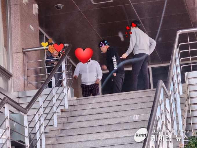 교육 도중 밖으로 나와 금연 건물에서 담배를 피우고있다.<br>
사진/김영진기자