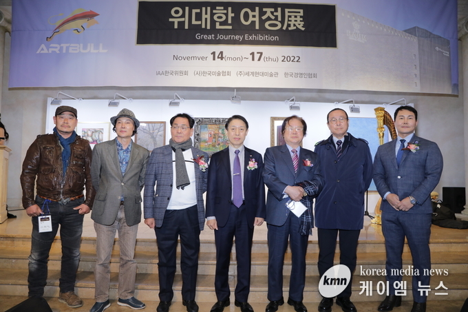 사진/라움아트센터에서 진행한 ‘2022 위대한 여정展’에 참석한 미술계 인사들