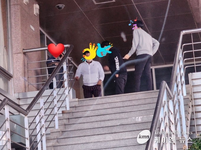 사진/교육시간에 여러명이 나와 금연 건물에서 담배를 피우고 있는모습