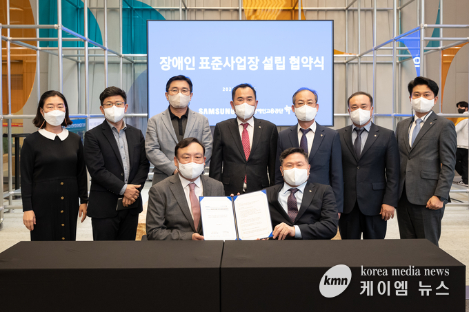한국장애인고용공단 조향현 이사장, 삼성전자 DS부문 인사팀장 겸 사회공헌단장 최완우 부사장 등이 참석한 가운데 '자회사형 장애인 표준사업장' 설립에 관한 협약을 체결했다. 사진 왼쪽부터 삼성전자 최완우 부사장, 한국장애인고용공단 조향현 이사장사진/삼성전자제공