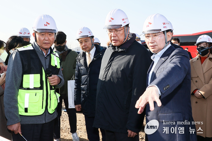 이상일 용인특례시장이 7일 정진석 국민의힘 비상대책위원장에게 국지도 57호선 확장 구간에 대해 설명하고 있다.