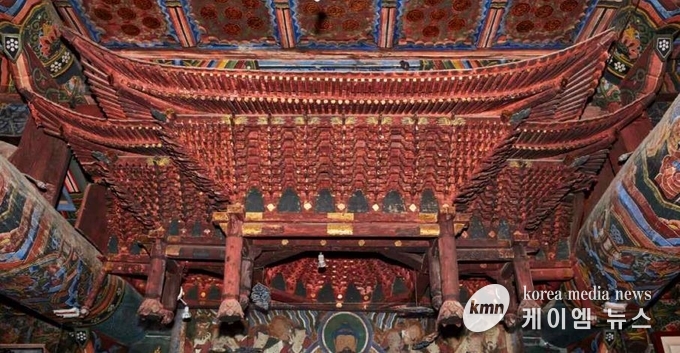 대한불교조계종 봉국사의 대광명전대한불교조계종 봉국사의 대광명전 내부 닫집