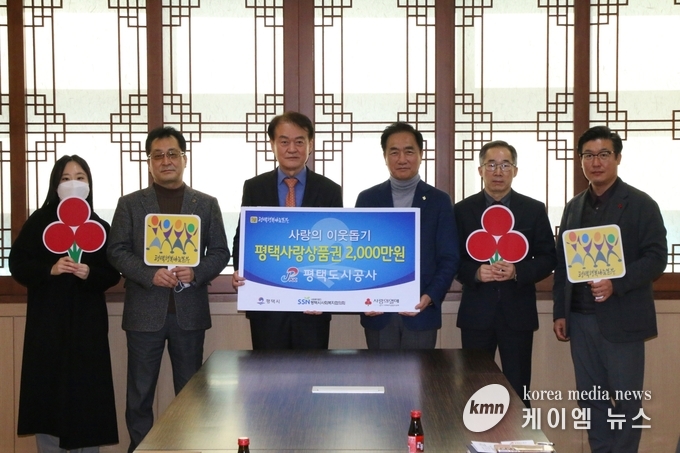 좌측 세 번째 강팔문 평택도시공사 사장, 좌측 네 번째 정장선 평택시장<br>
사진/평택도시공사제공