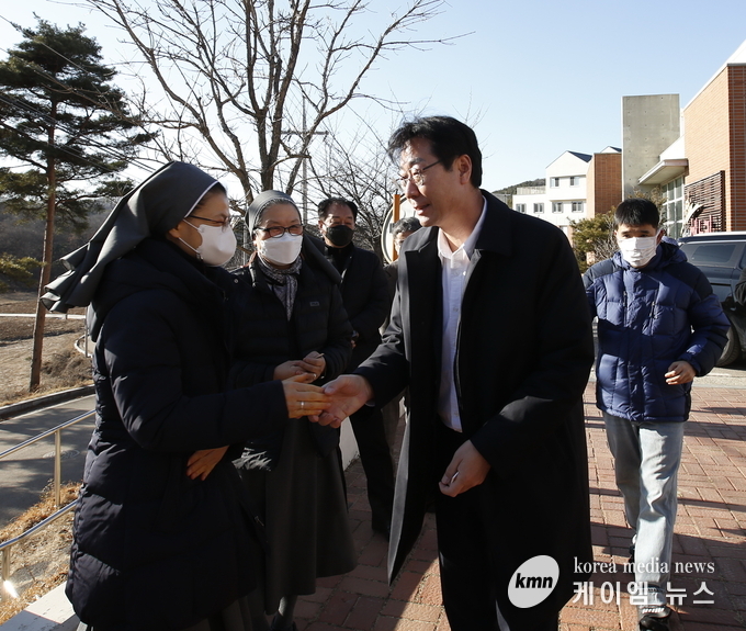정명근 화성시장은 20일 설 명절을 맞아 장애인 거주시설인 ‘둘다섯해누리’를 방문, 라면 및 쌀 등 후원 물품을 전달하고 직원들의 노고를 격려하고있다. 사진/화성시청제공
