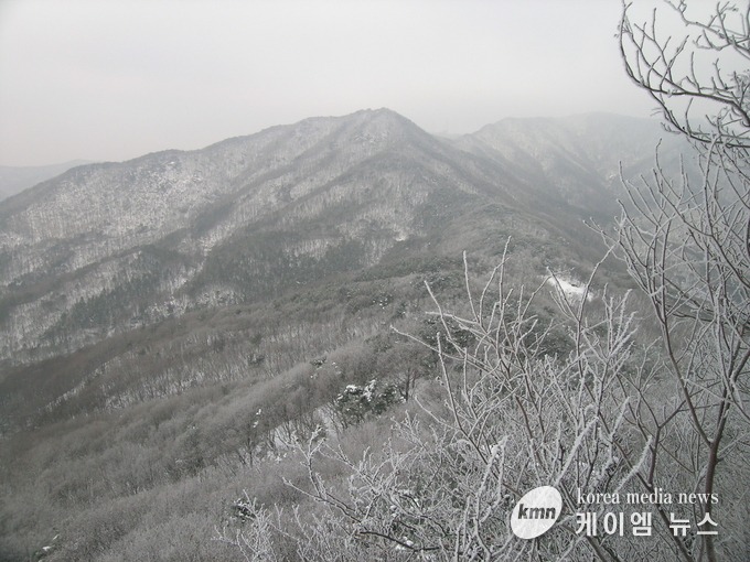 겨울철 광교산에 눈이 내린 모습