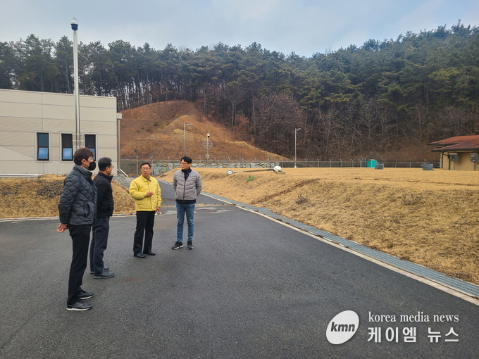 임병주 부시장은 지난 10일 상수도 종합상황실을 방문해 수도시설물의 전반적인 보안시설을 점검하고 식·용수 사고에 대비해 배수지 현장을 점검하고있다.