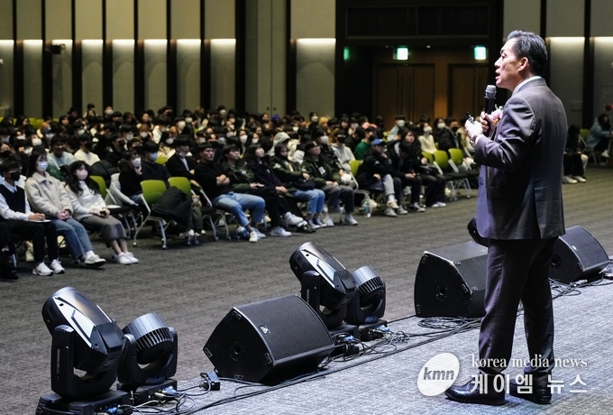 이재준 시장이 경기대학교 입학식에서 발언하고 있다.