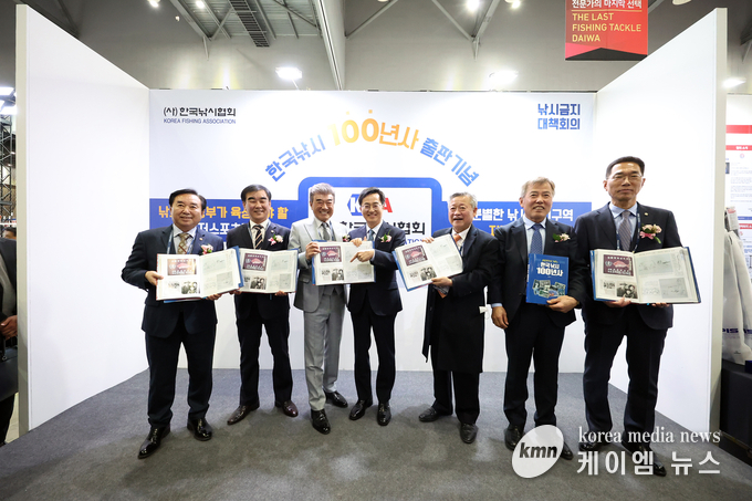 김동연 경기도지사가 3일 고양 킨텍스에서 열린 ‘2023 경기국제보트쇼’ 개막식에 참석하여 기념촬영을 하고있다. (우측에서 네번째 김동연 경기도지사)