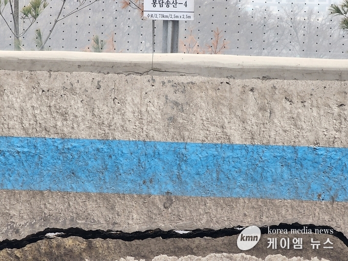 도로 중앙분리대 부분 약15M 붕괴부분<br>
사진/김영진기자