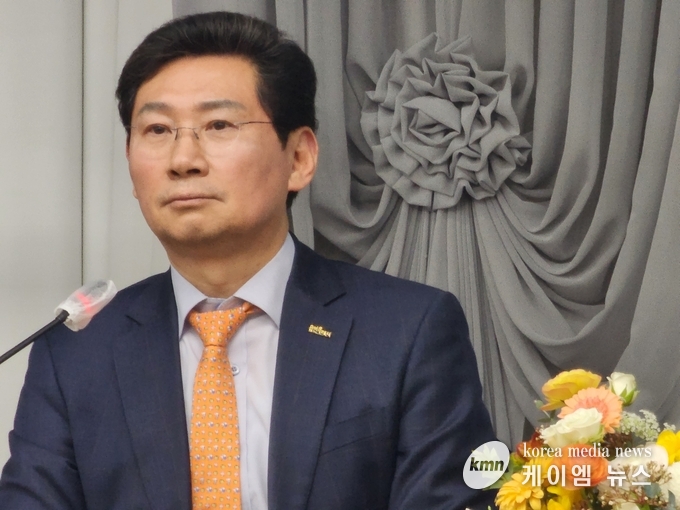 이상일 용인특례시장은 “골프 인재 육성과 골프를 통한 110만 용인시민의 여가 생활 등을 위해 용인특례시와 박세리 대표의 (주)바즈인터 내셔널이 적극 협력하겠다고 답하고있다. 사진/김영진기자