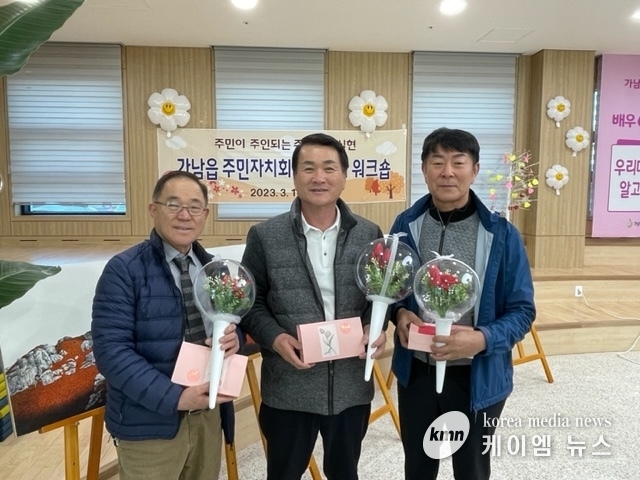 알리go분과의 서정범 위원은 “꽃풍선 만들기나 이미지 메이킹 강의 등 워크숍을 통해 체험을 마치고 기념촬영을 하고있다.