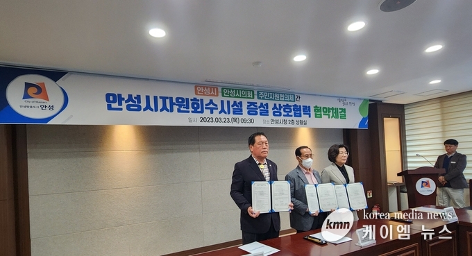 협약서에 서명후 기념촬영을 하고있다. 사진/김영진기자