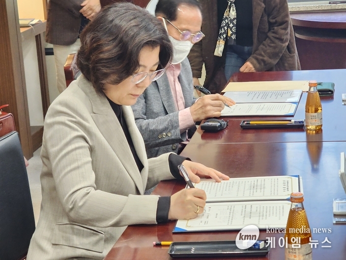 김보라 안성시장이 협약서에 서명 하고있다. 사진/김영진기자