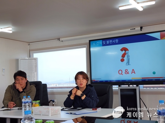 제부 마리나 이현주팀장이 선주들과 질의 응답을 하고있다.<br>
사진/김영진기자