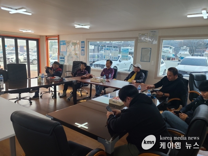제부 마리나 회의실에서 선주들과 간담회 모습<br>
사진/김영진기자