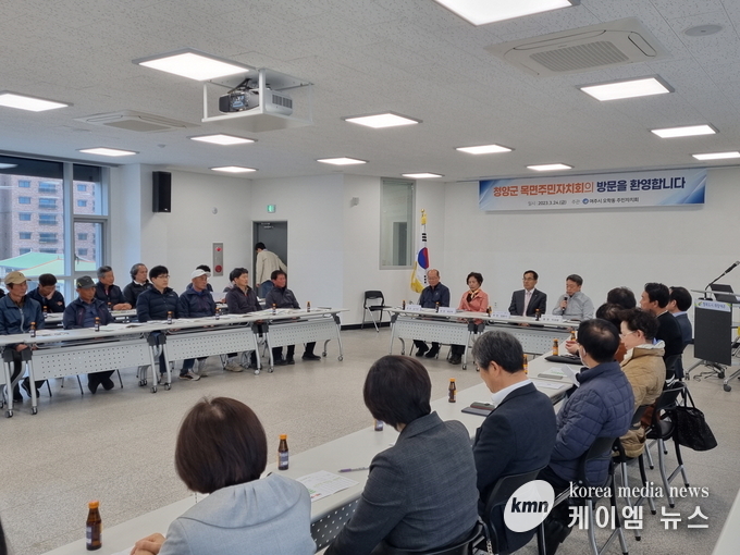 지난 24일 청양군 목면 주민자치회 벤치마킹 방문단을 맞이하여 주민자치 활동 우수사례를 소개했다.