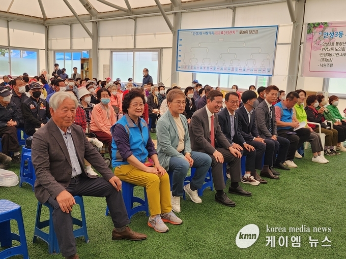 김학용 국회의원과 최혜영 국회의원 대신 민규식 보좌관이 참석했으며 양운석 경기도의원, 안정렬 안성시의회 의장, 이관실 안성시의회 의원, 정효양 안성시 이 통장 단 협의회 회장, 오영식 안성농협 조합장 등 그 외 많은 인사들이 참석하여 자리를 빛냈다. 사진/김영진기자