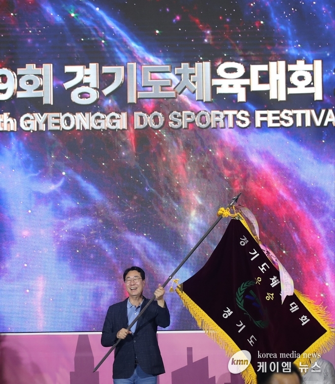 정명근 화성시장이 우승기를 흔들고있다. 사진/ 화성시청제공