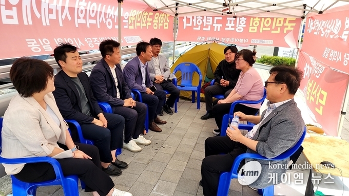 단식 농성 12일차 평택시의회 유승영 의장등 은 단식 농성장 을 방문해 단식농성중인 민주당소속 의원들을 위로하고있다