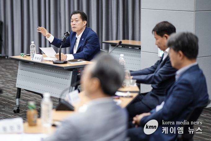 수원시가 아동복지시설 시설장을 대상으로 역량강화교육을 하고 있다.<br>
사진/수원 특례시청 제공