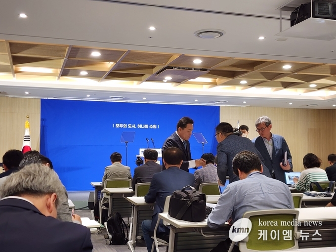 이재준 수원 특례시장이 언론인들과 일일이 악수를나누고있다.<br>
사진/김영진기자