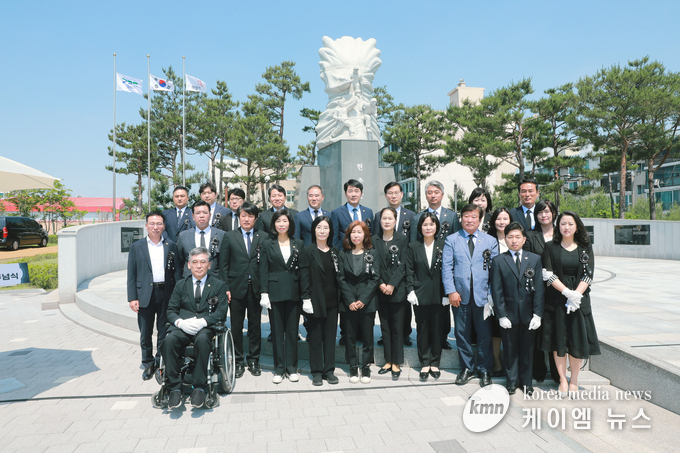 화성시의회 의원 일동이 현충탑 앞에서 단체사진을 찍고 있다.<br>
사진/화성시의회제공