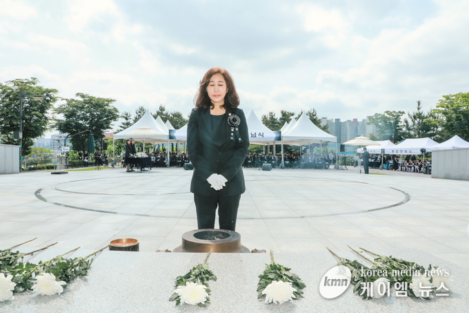 헌화를 하는 화성시의회 김경희 의장.<br>
사진/화성시의회 제공