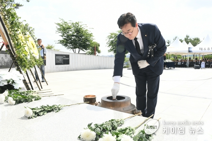 헌화하고있는 정명근 화성시장 <br>
사진/화성시청제공