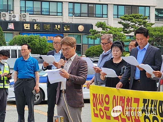 정효양 이 통장협의회장이 성명서를 발표하고있다.<br>
사진/김영진기자