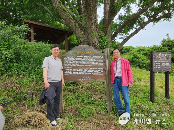 이민근 안산시장괴 안산시 문화원장이 661년된 보호수 앞에서 기념촬영을 하고있다. 사진/김영진기자.
