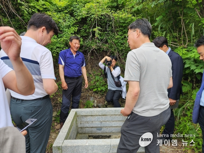 포구가 내려 보이는 곳에 자리 잡은 마르지 않는 첫 번째 샘을 소개하고있다. 사진/김영진기자