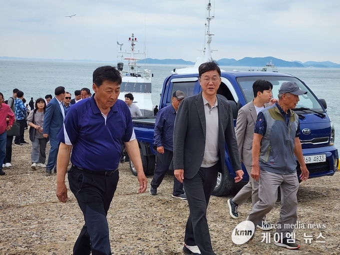 이민근 안산시장이 풍도에 도착하여 이종신 노인회장과 통장의 안내을 받고있다.<br>
사진/김영진기자