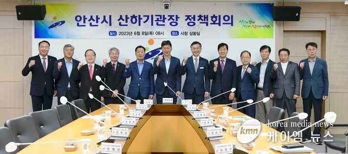 이민근 안산시장이 11개 산하기관장과 기념촬영을 하고있다.<br>
사진/안산시청제공